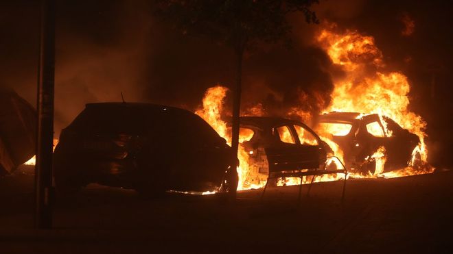 Varias personas incendiaron coches y contenedores tras los disturbios en Bilbao