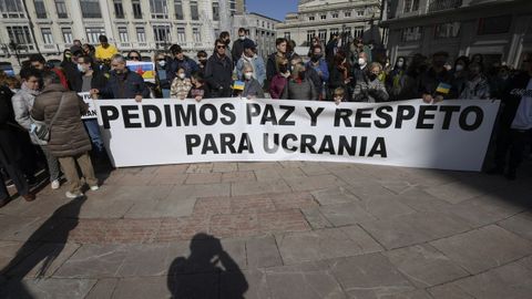 Concentraci�n convocada por la Asociaci�n de Ucranianos en Asturias en repulsa hacia el ataque de Rusia contra su pa�s