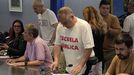 Miembros de los sindicatos NPE, CSIF, CCOO, UGT y Suatea, convocantes de las huelgas en la enseanza pblica, durante la reunin mantenida con la consejera de Educacin, Lydia Espina