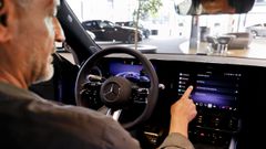 Esta tecnolog�a escalona los avisos para garantizar la seguridad de las personas o animales que detecte en las plazas traseras. En la imagen, el �ltimo modelo el�ctrico de Mercedes-Benz que incorpora el sistema de recordatorio activo de presencia.