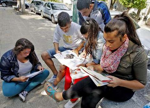Los estudiantes repasan los apuntes antes de entrar.