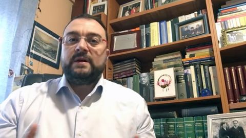 Imagen de Adri�n Barb�n, en un rinc�n de su casa de Laviana 