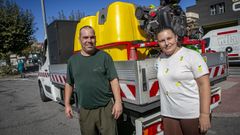Pedro Creo y Goretti Seoane, con uno de los camiones cisterna que usan para el abastecimiento de agua a n�cleos