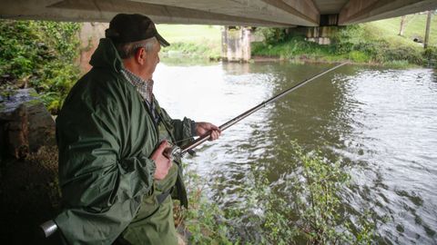Un pescador durante el comienzo de la campa�a de pesca de salm�n, en el r�o Eo