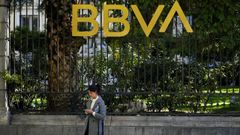 Un mujer a las afueras de una sede del BBVA en Madrid, en una imagen de archivo