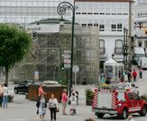 El palco lleva meses con andamios y mallas. 