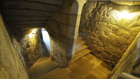 Las escaleras sustituyeron a una antigua rampa usada antaño para desplazar con más facilidad los productos procedentes del cobro de los foros