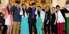 Jorge Mira, en el centro del grupo, celebra con el resto de j�venes el fin de la confirmaci�n.