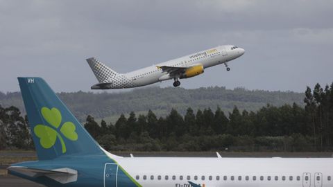 Una aeronave de Vueling despega en el aeropuerto de Santiago-Rosal�a de Castro, en foto de archivo