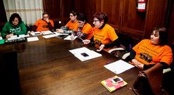 Los ediles socialistas vistieron camisetas alusivas a los recortes sociales.
