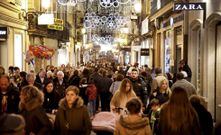Asociaciones y empresarios piden medidas para reactivar la actividad econ�mica, en la imagen la calle Real, llena, hace unos d�as. 