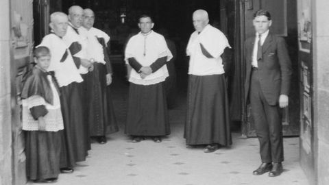 Detalle de una imagen tomada en 1924 de un grupo de curas aguardando al obispo de Tui.