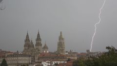 Intensas lluvias y casi 60 rayos en Santiago