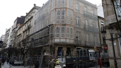 Andamios en la fachada del antiguo Hotel Mi�o, del arquitecto V�zquez-Gul�as