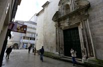 La parroquia quiere colocar la rampa en esta puerta del templo, que tiene dos escaleras. 