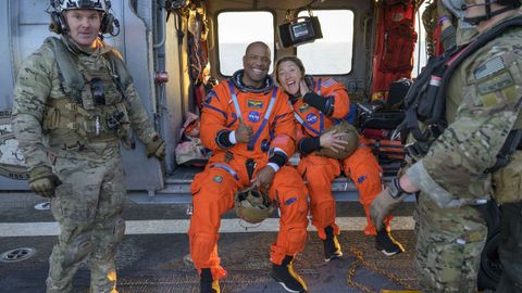 Victor Glover y Christina Koch saludan tras llegar a la Tierra.