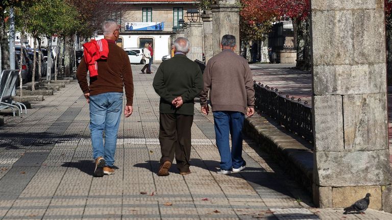 Pensionistas paseando, en una imagen de archivo