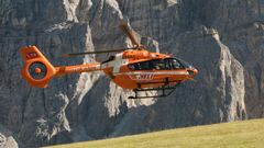 Imagen de un helic�ptero de rescate en los Alpes italianos.