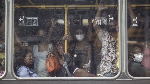 Brasile�os incumpliendo la distancia de seguridada dentro de un autob�s en R�o de Janeiro