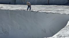 Trabajador en una cantera de piedra.