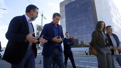 Besteiro y ngel Mato, junto a otros representantes del PSOE, este lunes frente al CHUF.