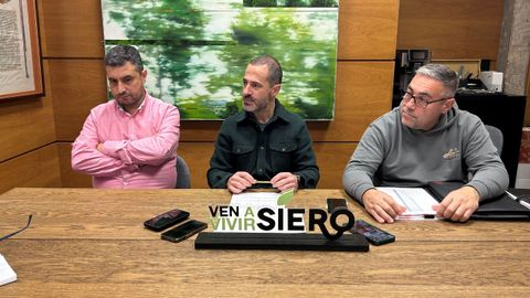 El alcalde de Siero, �ngel Garc�a; el concejal de Ordenaci�n y Gesti�n Urban�stica, Vivienda y Empleo, Javier Rodr�guez, y el concejal de Abastecimiento de Agua y Saneamiento, Parque M�vil, Asociaciones de Vecinos y Centros Socioculturales en el �mbito Rural, Manuel Pergentino Mart�nez