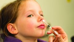 Administracin de una vacuna intranasal a una nia