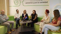 Jos Emilio Barrabs, Alejandra Santos, Mara del Carmen Bermdez, Begoa Graa, Isabel Pereira y Carmen Garca, este viernes, en la sede de la AECC en Pontevedra