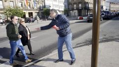 Pablo Gonz�lez repartiendo folletos en la calle 