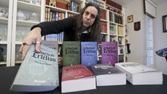 El escritor David Gago posa con los ocho vol�menes de la saga �El Diario de Ert�lion�