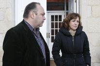 Alberto Pardellas y Cristina Francisco, en una imagen del 2013, ante la casa del Concello de Mel�n 