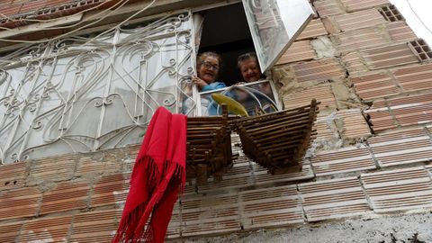 Imagen de una casa en el sur de Bogot, con una prenda de ropa roja para sealar que necesitan alimentos