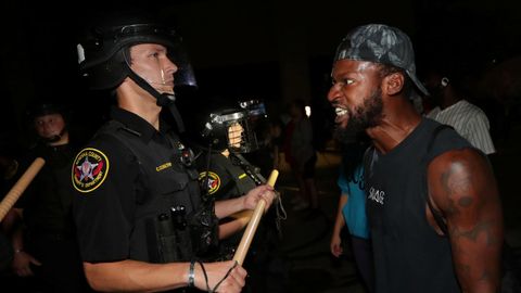 Un hombre se enfrenta a un polic�a en Wisconsin tras la muerte de Jacob Blake