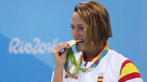 La nadadora Mireia Belmonte triunf� en la final femenina de 200 metros mariposa. Acab� mordiendo el oro, aunque no sin esfuerzo. La atleta tuvo que corregir sus errores pasados, y enfrentarse a una re�ida prueba, en la que termin� tres segundos por delante de su rival, la australiana Madeline Groves.  En los 400 metros combinados, la atleta tambi�n logr� subirse al podio, luciendo una medalla de bronce y una marca de 4:32:39