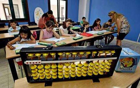 Alumnos de un taller de cálculo mental con su profesora, al fondo, y la directora de ALOHA en Pontevedra, a la derecha.