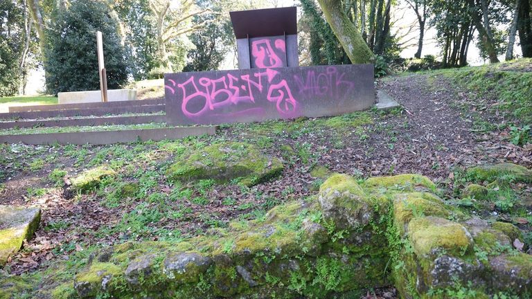 Las pintadas afectan tatno a los muros del castro como a su entorno