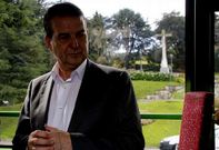 <span lang= es-es >Con la cruz a cuestas</span>. En plena pol�mica por la decisi�n de Abel Caballero de mantener la cruz franquista de O Castro, el alcalde particip� ayer en un acto delante del Concello con el pol�mico monumento a su espalda. All� reiter� que sigue decidido a recurrir la sentencia que ordena su derribo. 