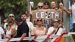 Vecinos de Ceuta esperando la llegada de Grande-Marlaska