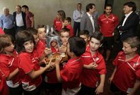Los benjamines del Arousa aspiran a levantar el trofeo que ayer presidi el acto de presentacin. 