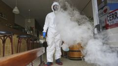 Desinfecci�n en un local de Carballo, uno de los concellos con restricciones extra