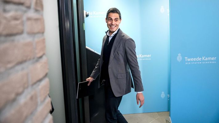 El l&iacute;der de los Dem&oacute;cratas 66 (D66), Rob Jetten, llega a una reuni&oacute;n el 6 de enero con la informante Rianne Letschert sobre el acuerdo de coalici&oacute;n en La Haya, Pa&iacute;ses Bajos.