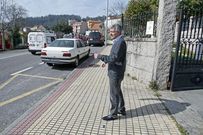 �Un par de veces�, los coches han impactado contra la casa de Juan Salguero. 