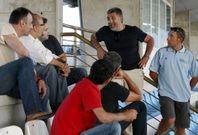 Roberto Gonz�lez, en el centro, en la gradas del campo municipal de A Pinguela. 