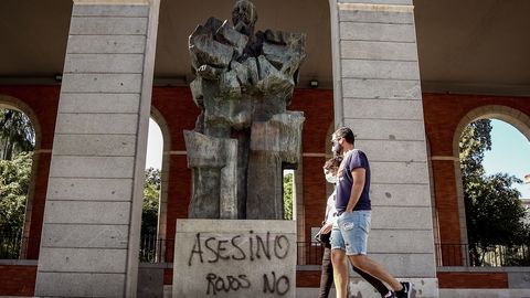 Estado en el que qued la estatua de Francisco Largo Caballero en los Nuevos Ministerios