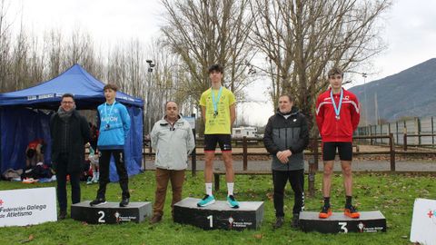 Pedro Moir�n, a la derecha, junto a Brais Rey y Enrique Garc�a en el podio.