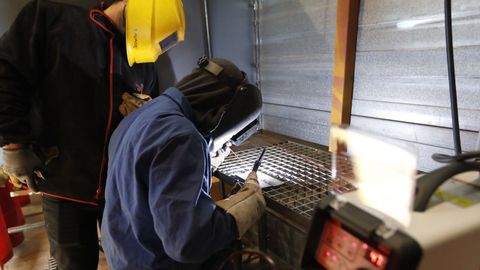 Alumnos trabajando en el aula taller del ciclo de FP Dual de Calderera y Soldadura