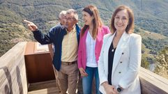 El alcalde de Sober, con la conselleira y la directora de Agader ayer en el mirador de Os Chelos