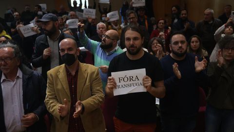 Xan Xove, candidato de la Marea por A Corua, con uno de los carteles contrarios a la mocin.