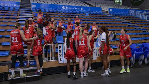 Las jugadoras del Ensino saludando a algunos aficionados tras el partido amistoso en el Pazo ante el Celta