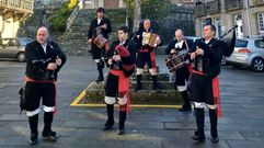 Somoza, Figueira, Moares, Fern�ndez, Dom�nguez y Mart�nez en la plaza de la iglesia rianxeira.